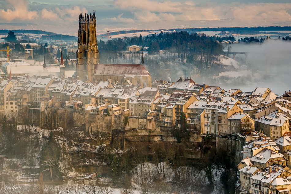 Schneeverschneite Altstadt mit Kathedrale und Flusstal in Fribourg, Wintermorgen Westschweiz – Jan Geerk Fotograf Basel
