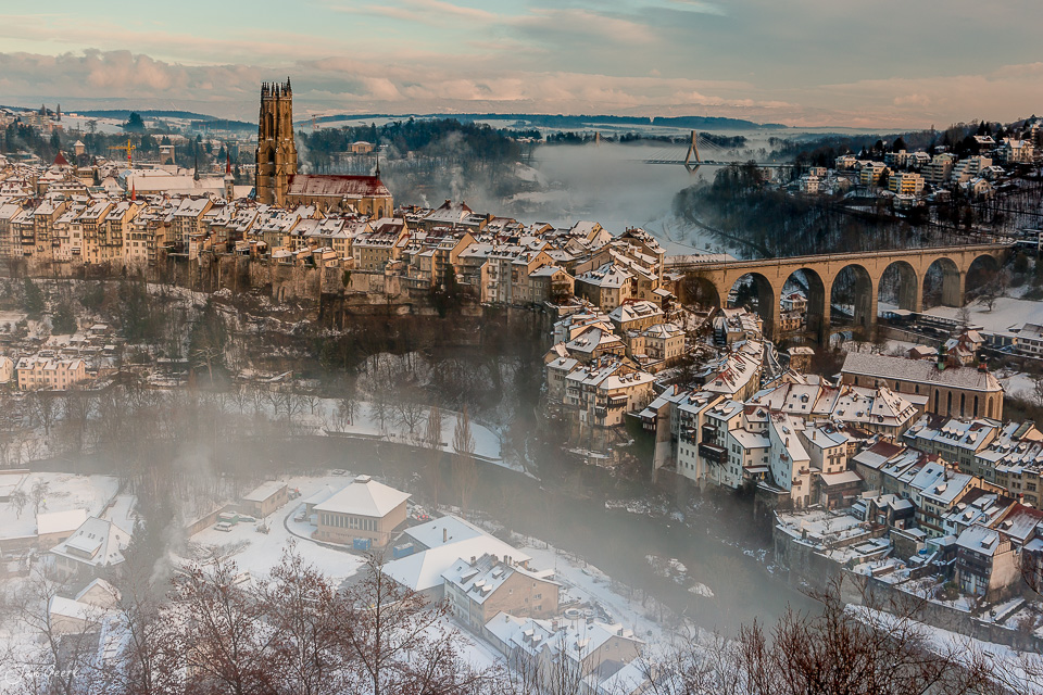 Mittelalterliche Stadt Fribourg mit verschneiter Altstadt, Kathedrale und Saanebrücke im Winterlicht, Schweiz – Jan Geerk Fotograf Basel