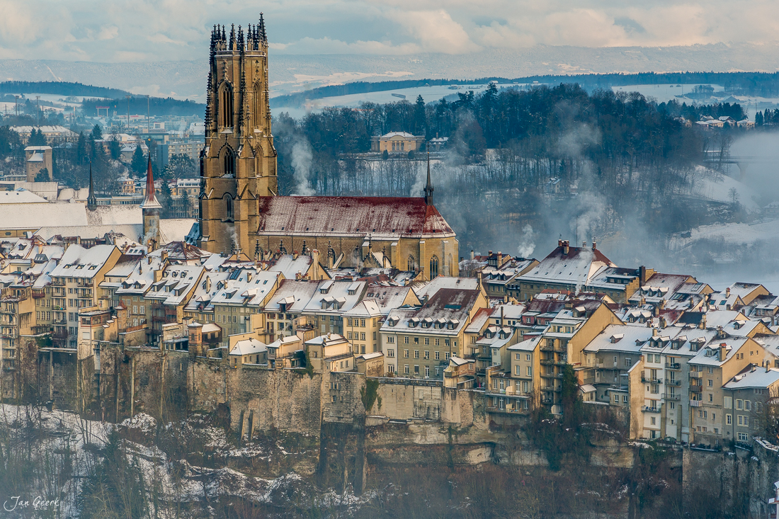 Schneeverschneite Altstadt Fribourg mit Kathedrale und Flusstal im Hintergrund Westschweiz Winter Schweiz – Jan Geerk Fotograf Basel