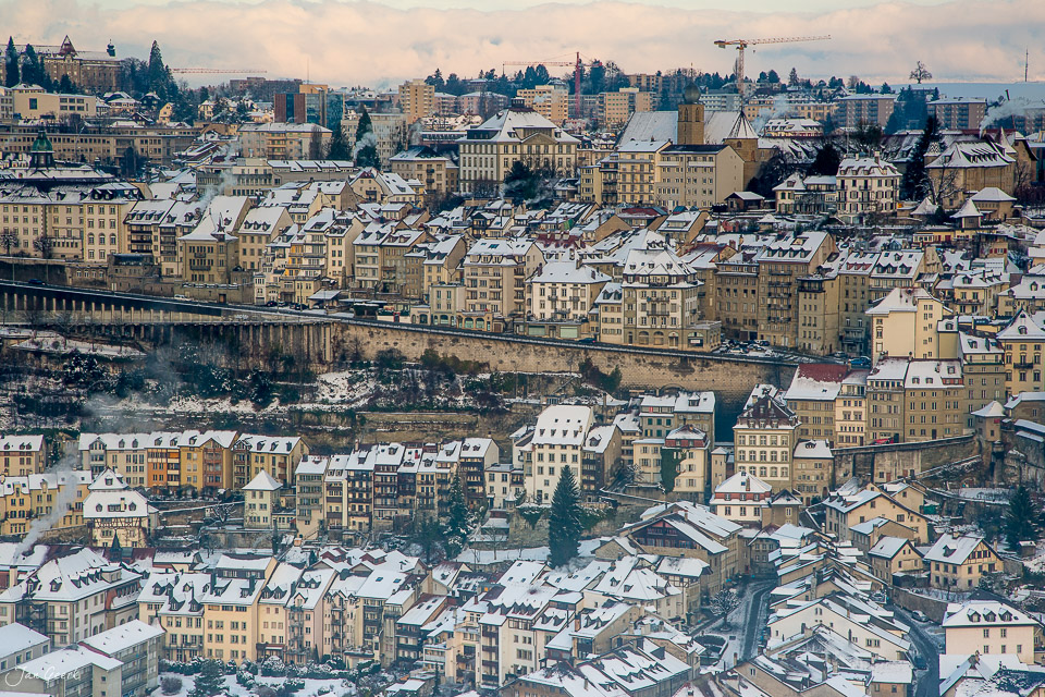 Winterliche Altstadt von Fribourg mit schneebedeckten Dächern und Flussschlucht, Westschweiz – Jan Geerk Fotograf Basel