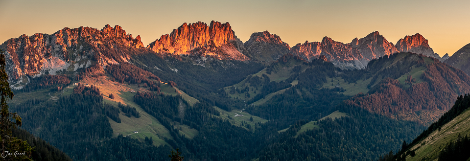 Alpenweiden und Berggipfel im goldenen Morgenlicht, Gastlosen Euschelspass Westschweiz Schweiz – Jan Geerk Fotograf Basel