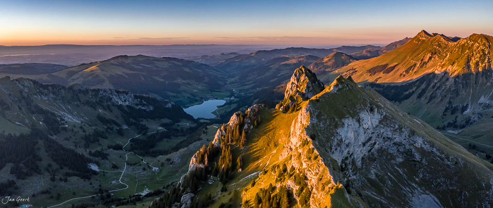 Alpengipfel Kantlicht Gasteroladen Gruyères Westschweiz Sonnenaufgang Jan Geerk Fotograf Basel