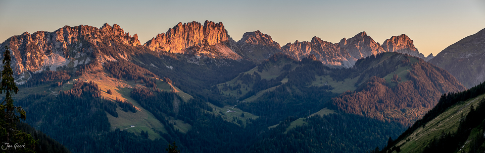 Berglandschaft Gastlosen bei Sonnenaufgang Goldene Stunde Westschweiz Schweiz Jan Geerk Fotograf Basel