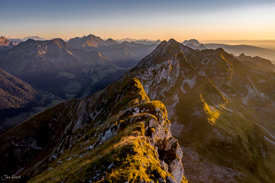 Felsige Alpengipfel beim Gastlosen in der Westschweiz, golden beleuchtet bei Sonnenaufgang, Schweiz – Jan Geerk Fotograf Basel