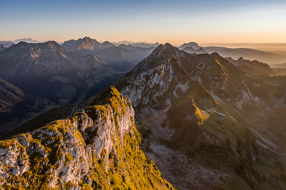 Alpengipfel im Morgenlicht über Gruyères, Westschweiz – Fotografie von Jan Geerk Basel