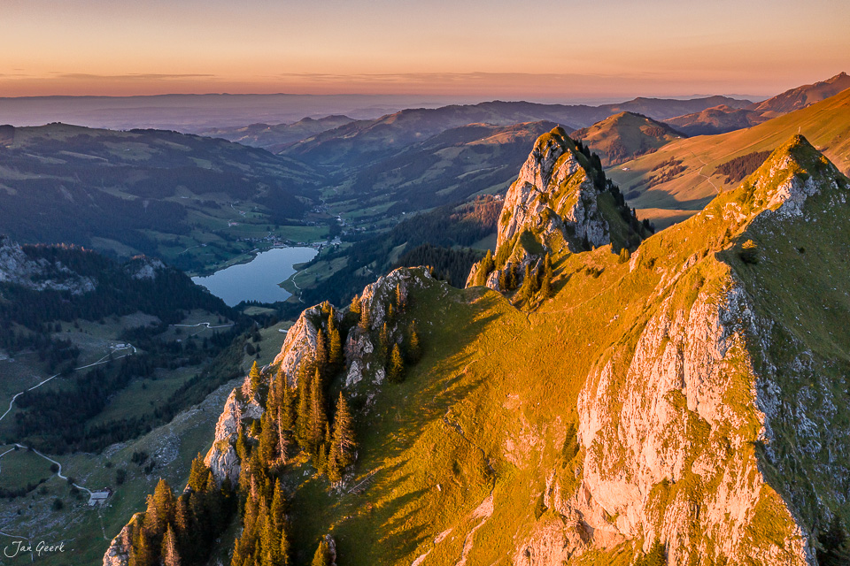 Felsige Bergkämme bei Gruyères mit goldenem Alpenlicht, Herbststimmung, Westschweiz – Jan Geerk Fotograf Basel