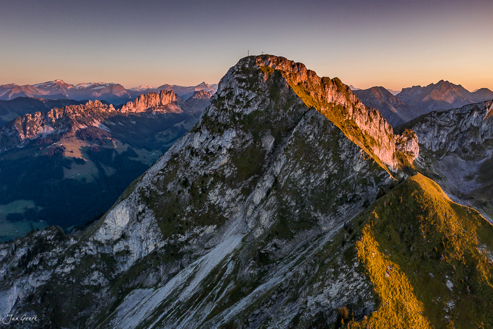 Alpengipfel in der Gruyère mit goldener Alpenstrahlung bei Sonnenaufgang, Westschweiz – Jan Geerk Fotograf Basel