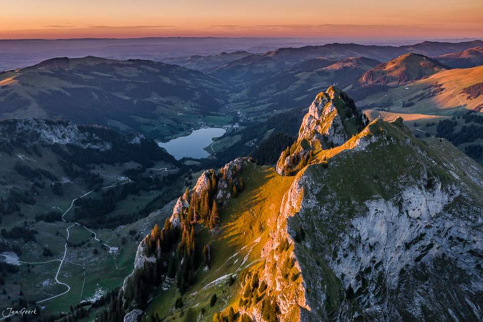 Felsformation Pays d'Enhaut golden beleuchtet im Sonnenaufgang, Greyerzerland Westschweiz – Jan Geerk Fotograf Basel