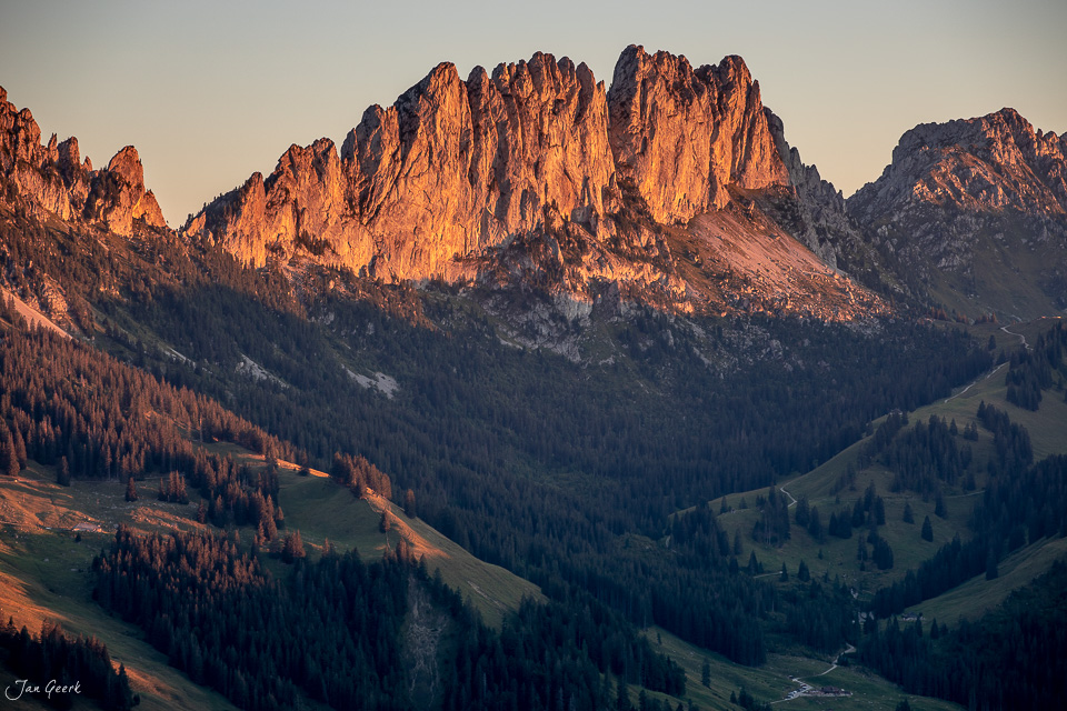 Bergpanorama mit Gastlosen bei Sonnenuntergang Freiburg Westschweiz Schweiz – Jan Geerk Fotograf Basel