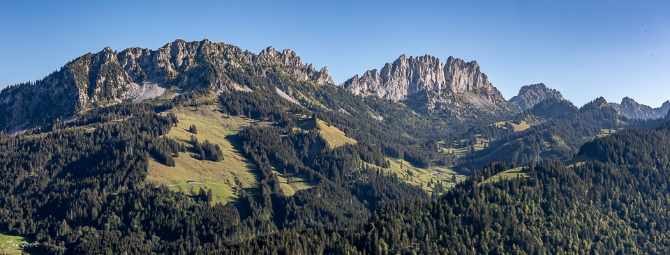 Berglandschaft mit Gastlosen Felsmassiv und Waldbestand Sommerliche Aufnahme Westschweiz – Jan Geerk Fotograf Basel