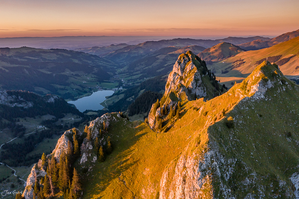 Felsige Bergketten bei Gruyères im goldenen Kantlicht der Abenddämmerung, Westschweiz – Jan Geerk Fotograf Basel