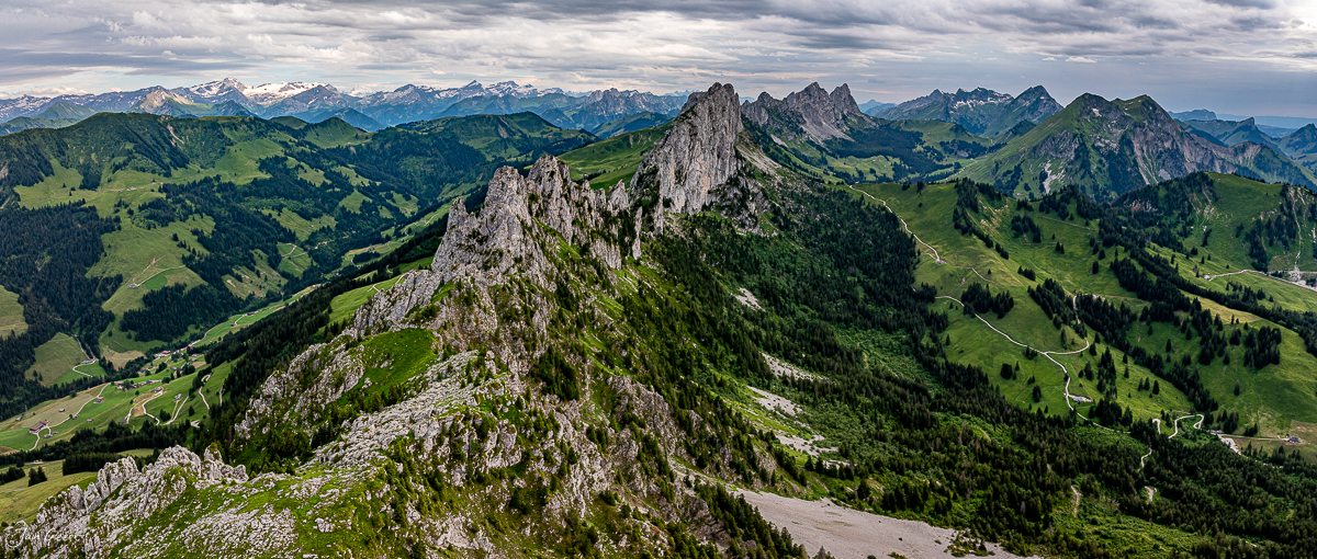 Dramatische Felsgipfel Gastlosen Luftaufnahme Sommer Voralpen Schweiz Jan Geerk Fotograf Basel