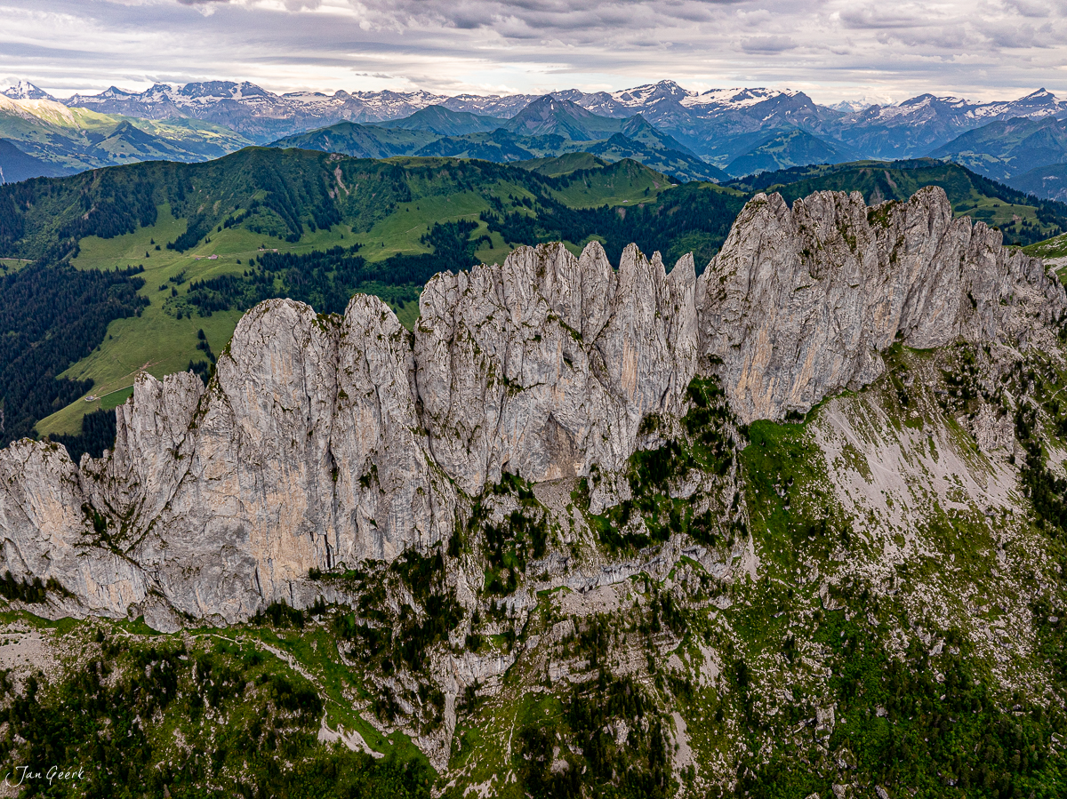 Kalkfelsen Gastlosen mit grünen Voralpen dahinter Sommerlicht Schweiz Jan Geerk Fotograf Basel