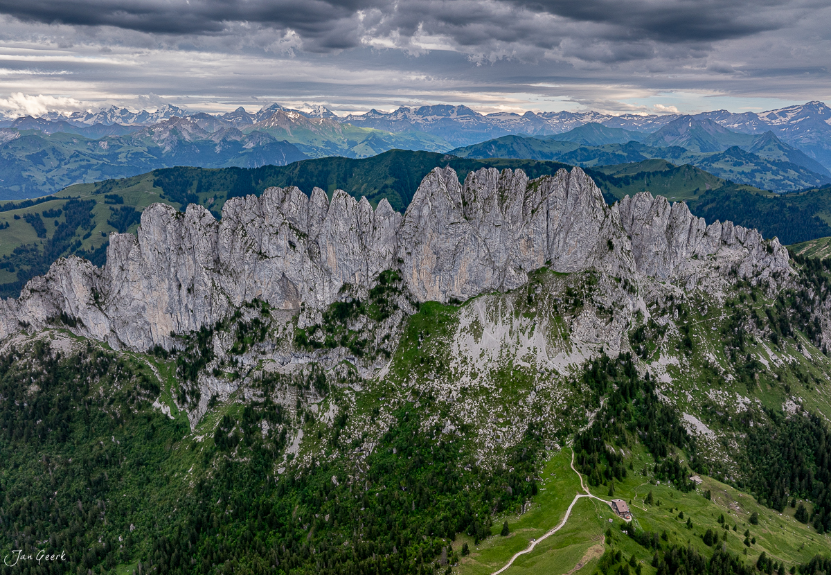 Dramatische Luftaufnahme der Gastlosen mit markanten Kalkfelsen, grünen Wäldern und Alpenpanorama im Sommer in der Schweiz – Jan Geerk Fotograf Basel