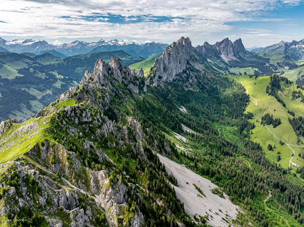 Dramatische Kalkfelsen und grüne Hänge der Gastlosen bei Sommer-Luftaufnahme, Voralpen Schweiz – Jan Geerk Fotograf Basel
