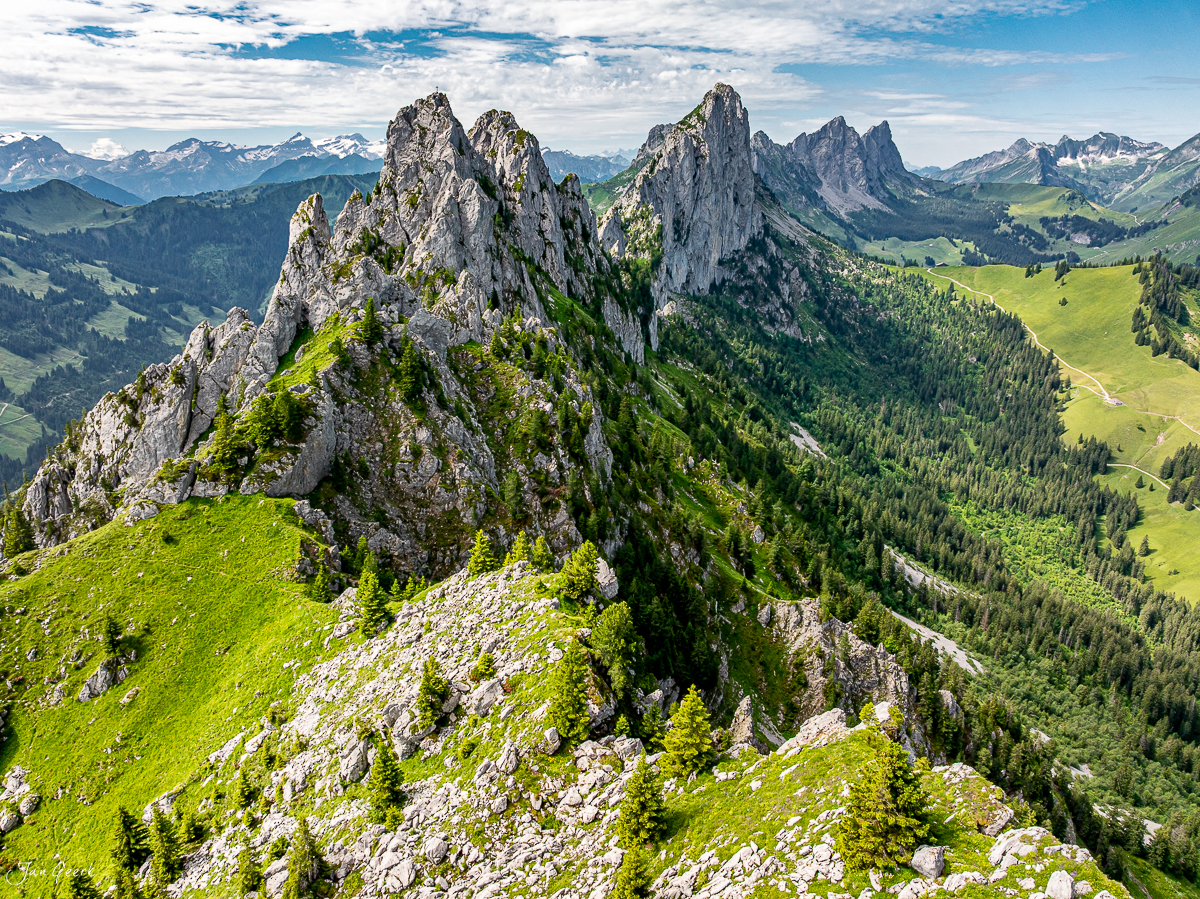 Dramatische Kalkfelsen der Gastlosen mit grünen Alpweiden, Sommerluftaufnahme Schweiz – Jan Geerk Fotograf Basel