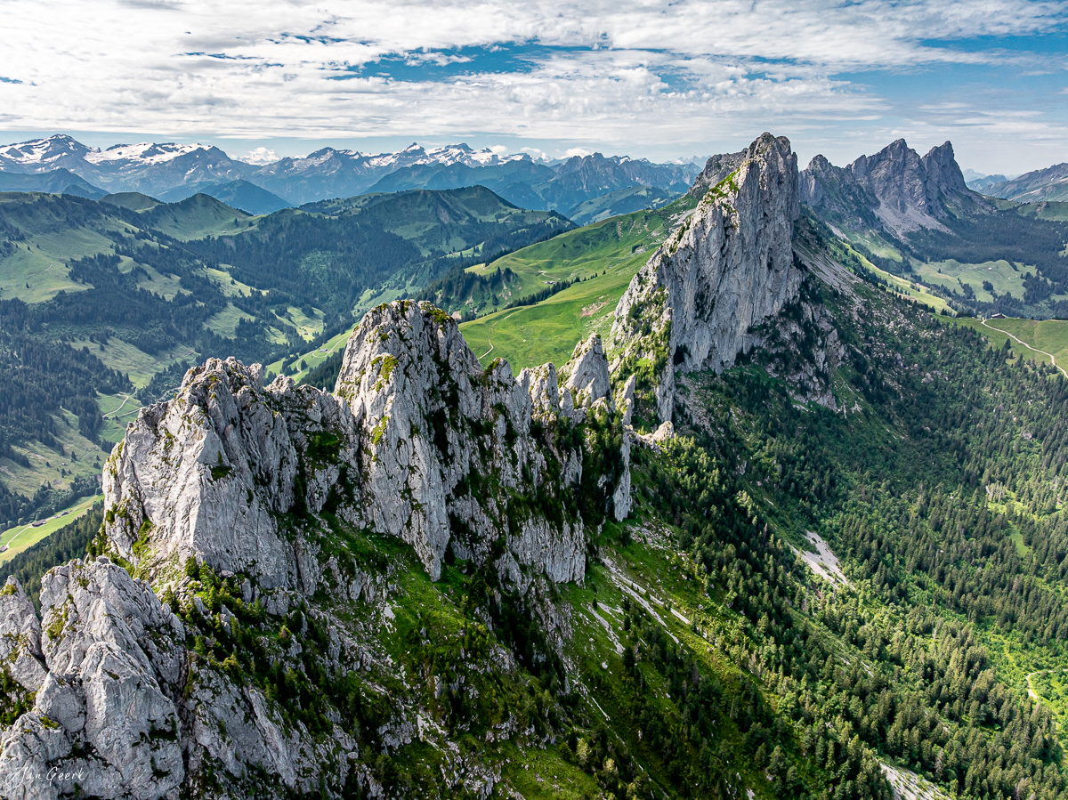 Dramatische Kalkfelsen der Gastlosen mit grünen Alpweiden und Bergpanorama im Sommer, Schweiz – Jan Geerk Fotograf Basel