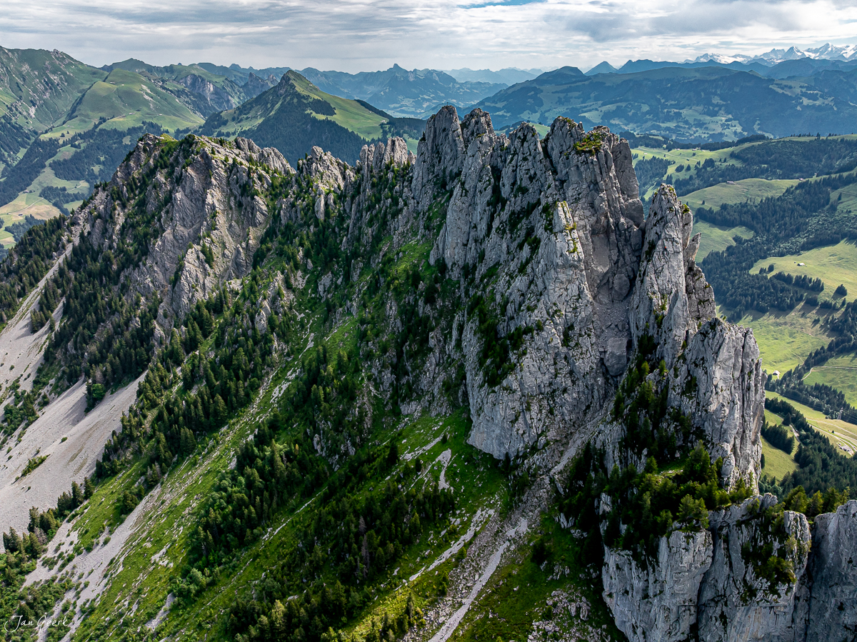 Dramatische Kalksteinfelsen Gastlosen Luftaufnahme Sommer Voralpen Schweiz Jan Geerk Fotograf Basel