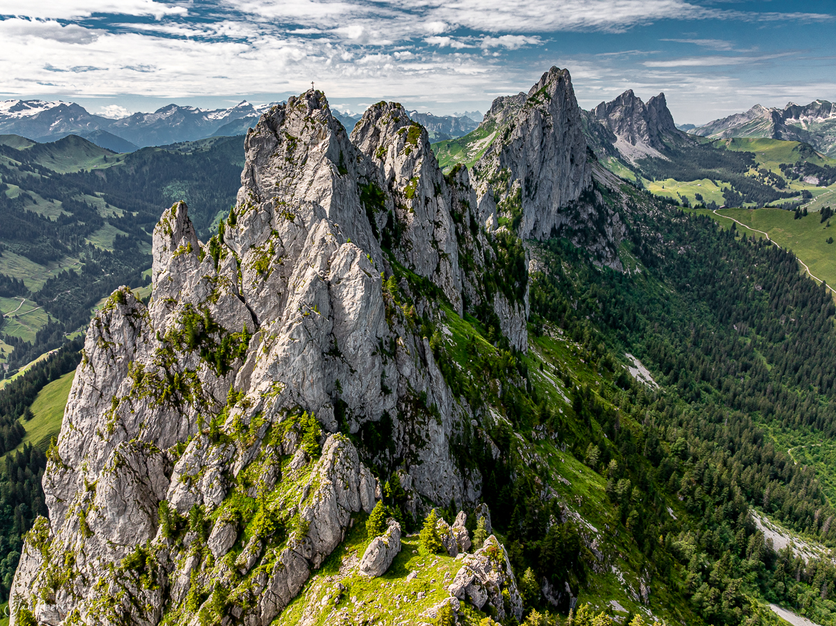 Dramatische Kalksteinpfeiler Gastlosen Luftaufnahme Sommer Prealpen Schweiz Jan Geerk Fotograf Basel