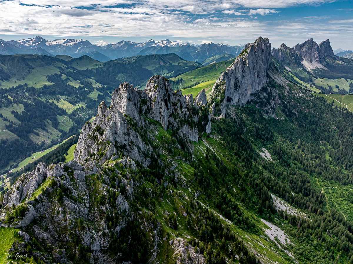 Dramatische Kalkfelsen Gastlosen Luftaufnahme grüne Voralpen Sommerstimmung Schweiz Jan Geerk Fotograf Basel