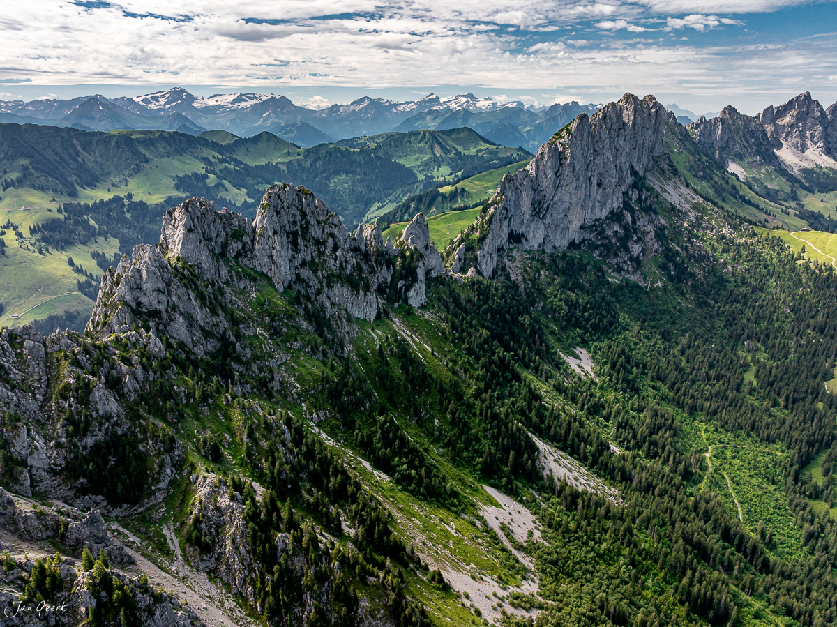 Dramatische Kalksteinfelsen der Gastlosen mit grünen Alpweiden, Sommerluft, Voralpen Schweiz – Jan Geerk Fotograf Basel