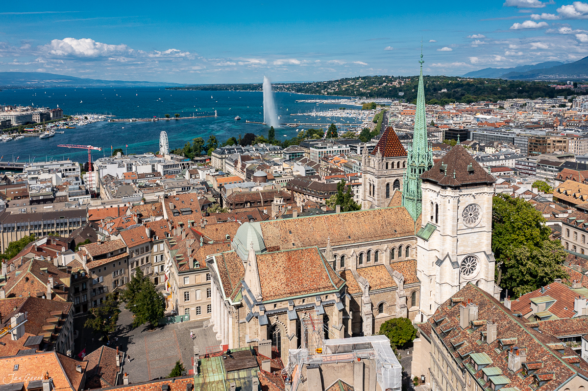 Luftaufnahme Genf mit Kathedrale, Jet d'Eau und Genfersee bei Sonnenschein, Westschweiz – Jan Geerk Fotograf Basel