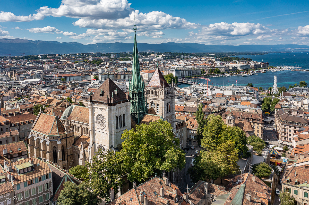 Luftaufnahme der Altstadt Genf mit Kathedrale Saint-Pierre, Genfersee und Alpen bei sonnigem Wetter, Schweiz – Jan Geerk Fotograf Basel