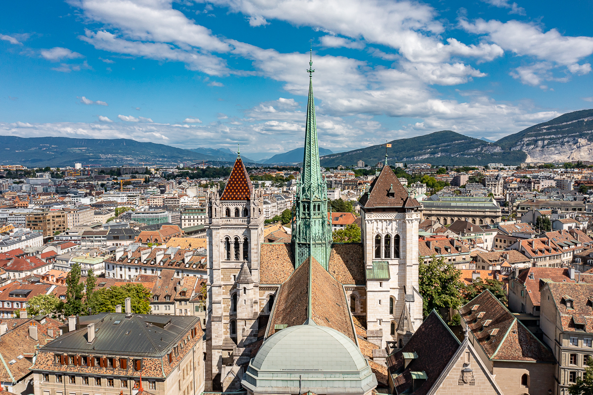 Stadtansicht mit Kirche und grünem Spitzturm Genf Sommertag Westschweiz – Jan Geerk Fotograf Basel