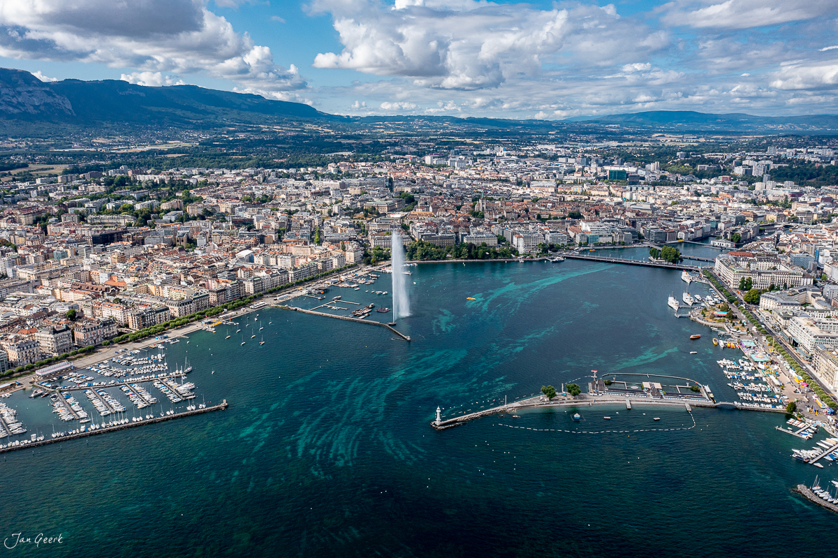 Luftaufnahme Genf Jetd'Eau Genfersee blauer Himmel Sommerlicht Westschweiz Schweiz Jan Geerk Fotograf Basel