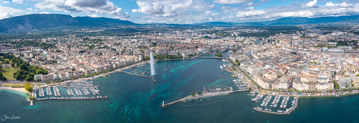 Luftaufnahme Genf mit Jet d'Eau, blauem Genfersee und alpinen Bergen bei Sommerlicht – Schweiz Jan Geerk Fotograf Basel
