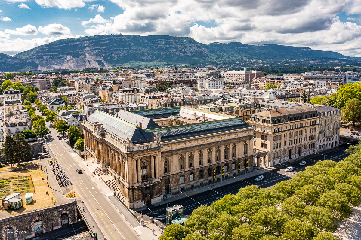 Luftaufnahme Genf Innenstadt mit Opernhaus bei Tageslicht und Bergpanorama Schweiz Jan Geerk Fotograf Basel