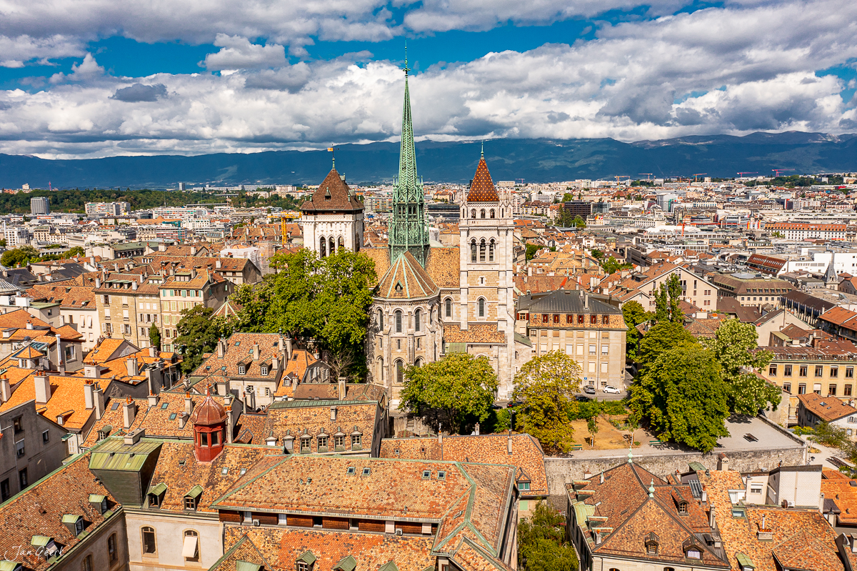 Luftaufnahme Genf mit Kirchtürmen, Altstadtdächer und Seeufer, heller Sommertag, Westschweiz – Jan Geerk Fotograf Basel