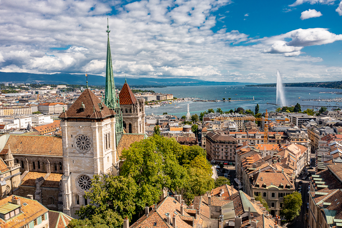 Kathedrale und Altstadtarchitektur mit Blick auf den Genfer See, Kantlicht, Sommer, Westschweiz – Jan Geerk Fotograf Basel
