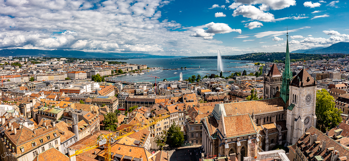 Panoramablick über Genf mit Jet d'Eau, Altstadt und Genfersee bei Sonnenschein – Jan Geerk Fotograf Basel