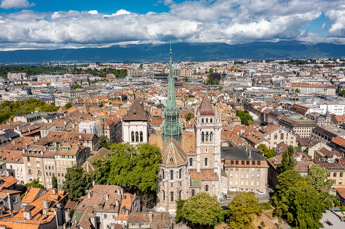 Luftaufnahme der Altstadt Genf mit Kathedrale Saint-Pierre, sommerliche Lichtstimmung, Westschweiz Schweiz – Jan Geerk Fotograf Basel