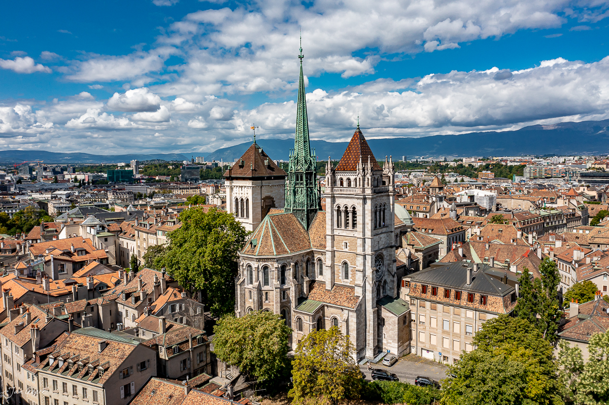 Kathedrale Saint-Pierre in Genf mit grünem Spitzturm und Altstadt, sonnig bewölkt, Westschweiz Schweiz – Jan Geerk Fotograf Basel