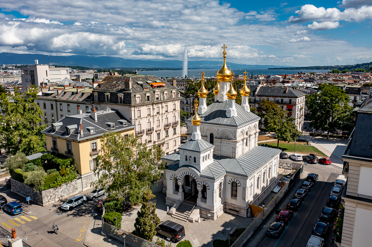 Orthodoxe Kathedrale mit goldenen Kuppeln über Genf, Seeufer und Alpenblick, sonniger Sommertag, Westschweiz – Jan Geerk Fotograf Basel
