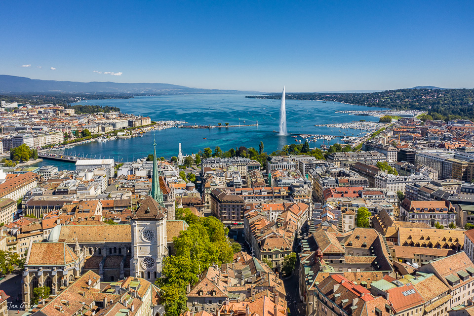Luftaufnahme Genf mit Jet d'eau, Kathedrale und Genfersee im Sommer, Westschweiz – Jan Geerk Fotograf Basel