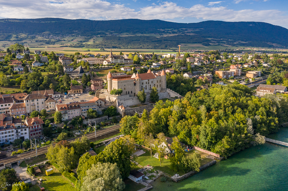 Luftaufnahme Schloss Grandson mit Neuenburgersee, Sommerlichtstimmung Waadt Schweiz – Jan Geerk Fotograf Basel