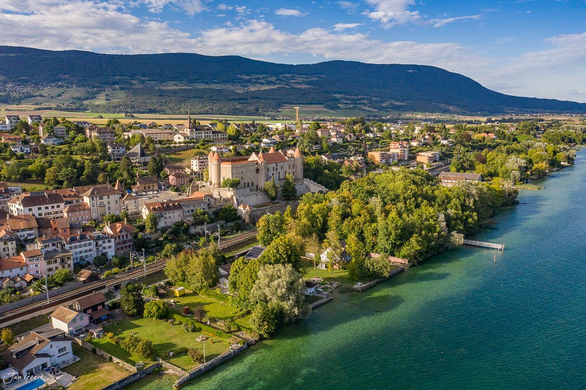 Luftaufnahme Grandson Schloss am Neuenburgersee Sommer Westschweiz Schweiz Jan Geerk Fotograf Basel