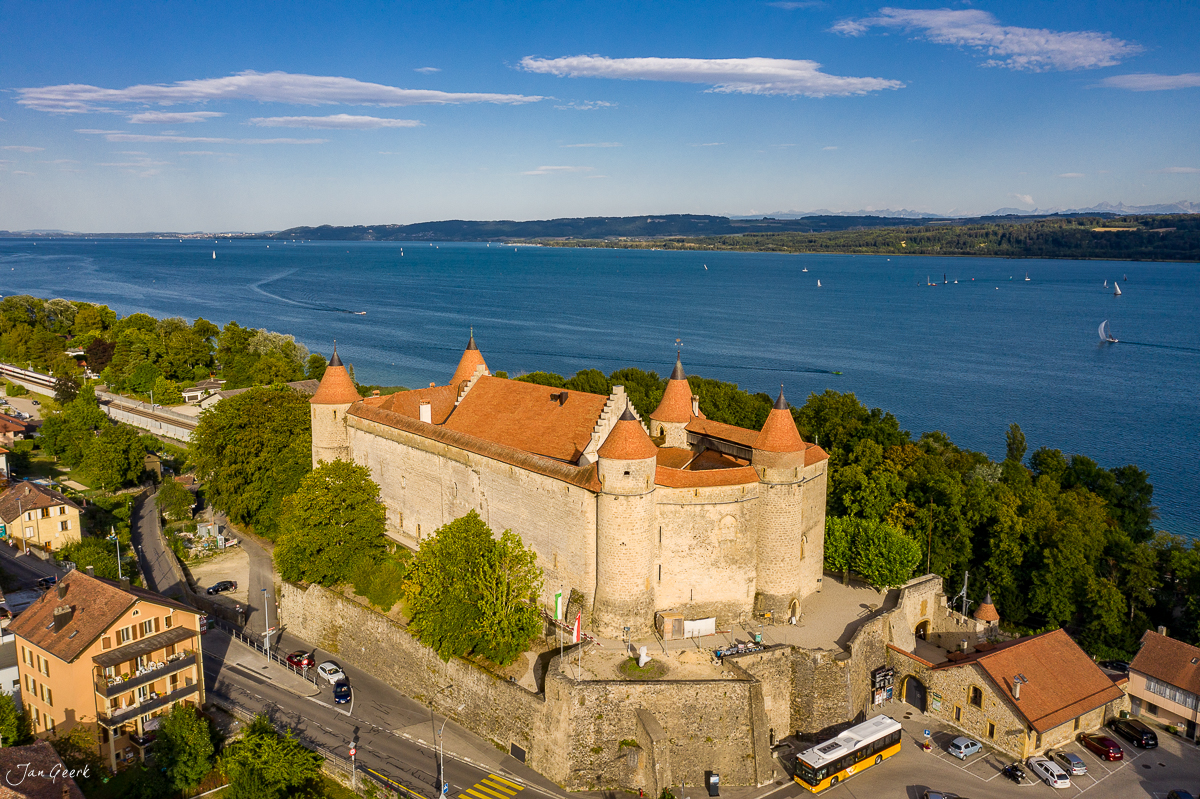 Luftaufnahme Schloss Grandson am Neuenburgersee im Sommer, Waadt Schweiz – Jan Geerk Fotograf Basel