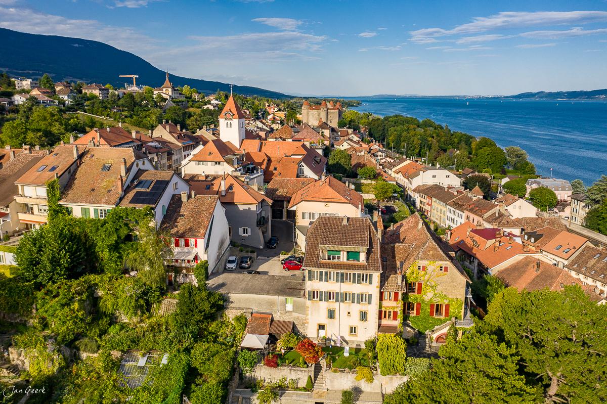 Luftaufnahme Dorf Grandson mit Schloss am Neuenburgersee Sommer Waadt Schweiz Jan Geerk Fotograf Basel