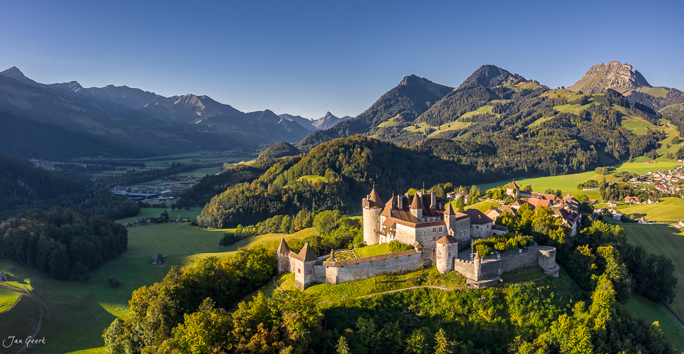 Schloss Gruyères mit Bergkulisse im Sommerlicht, Westschweiz, Schweiz – Jan Geerk Fotograf Basel