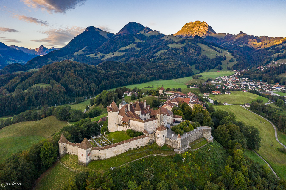 Schloss Gruyères mit Bergkulisse in der Sommersonne, Westschweiz Schweiz – Jan Geerk Fotograf Basel