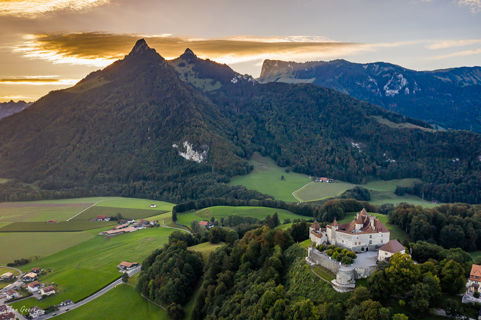 Schloss Gruyères mit Alpenblick, grüne Sommerlandschaft, Westschweiz – Jan Geerk Fotograf Basel