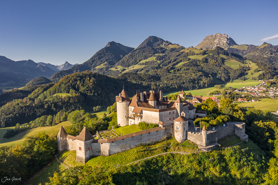 Schloss Gruyères in der Westschweiz sommerliche Berglandschaft Kantlicht Schweiz Jan Geerk Fotograf Basel