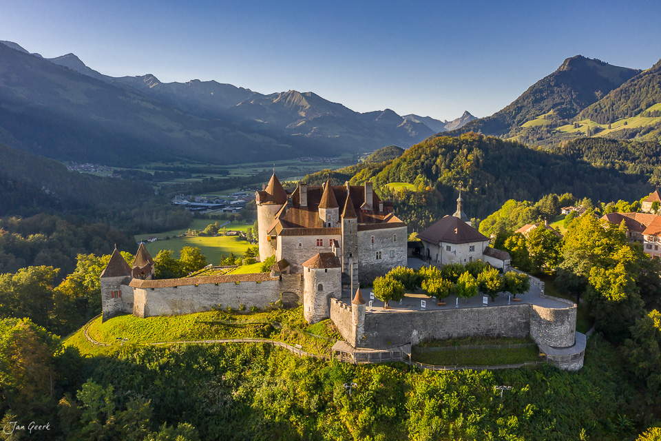 Schloss Gruyères mit Bergkulisse im Sommerlicht, Westschweiz Schweiz – Jan Geerk Fotograf Basel