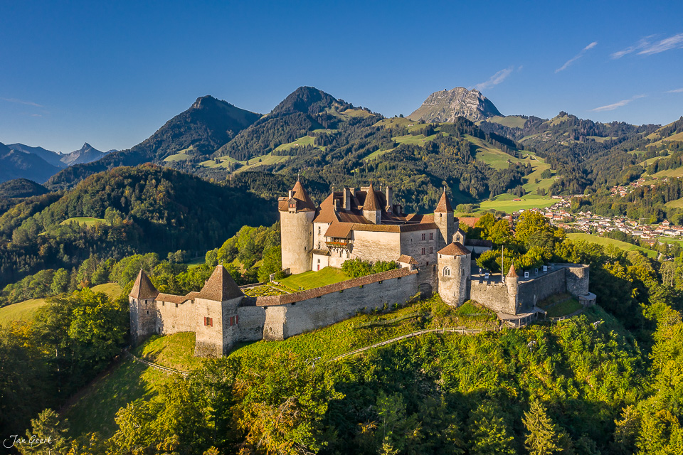 Schloss Gruyères in malerischer Lage mit grünen Hügeln und Bergpanorama im Sommer, Westschweiz – Jan Geerk Fotograf Basel