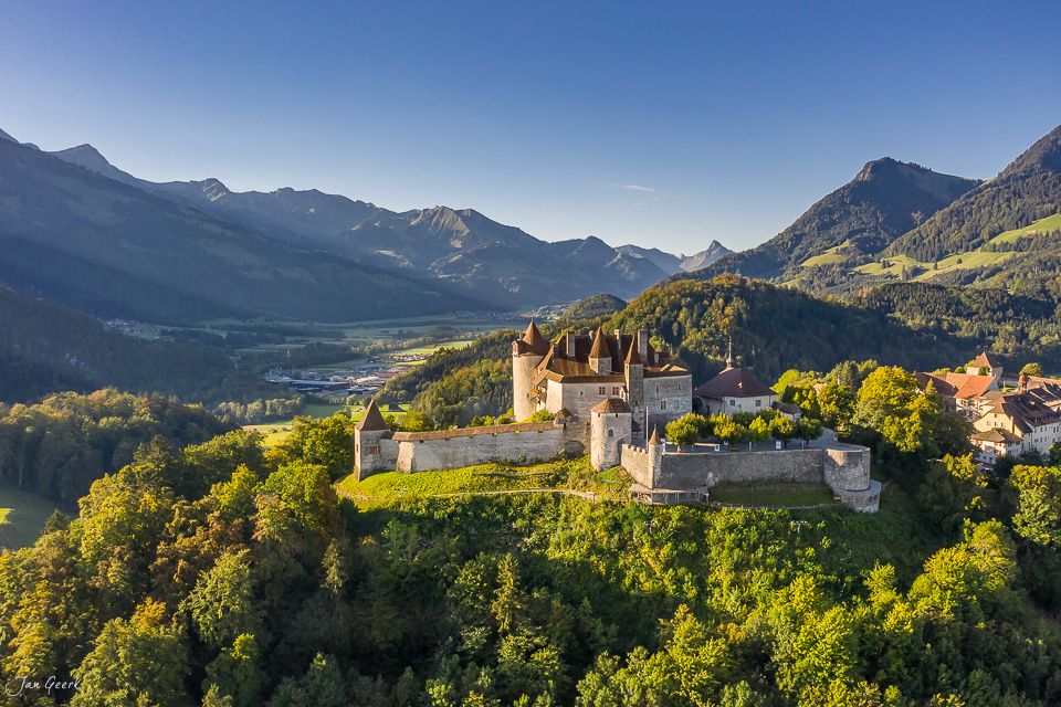 Schloss Gruyères mittelalterliche Burg grüne Landschaft Sommerlicht Westschweiz Schweiz Jan Geerk Fotograf Basel