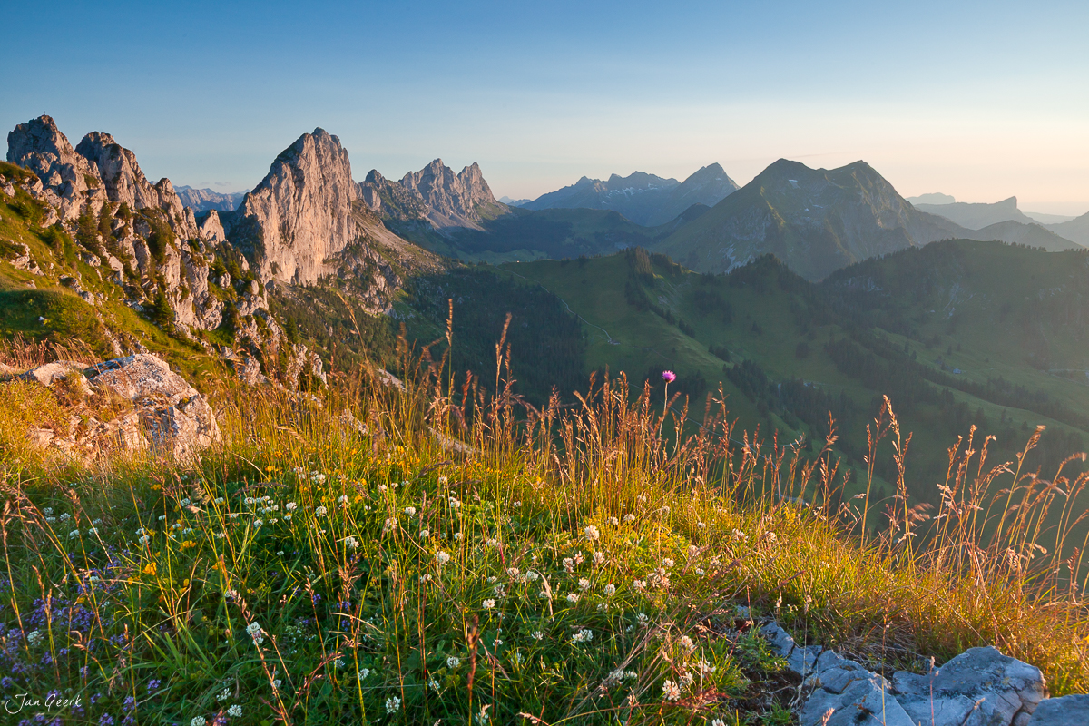 Gastlosen Alpwiese Sonnenuntergang Freiburger Voralpen Kanton Freiburg / Fribourg Schweiz – Jan Geerk Fotograf Basel